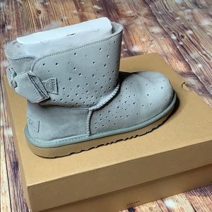 NWT Ugg classic mini boots!! With bows! Adorable